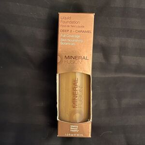 NWT Mineral Fusion Liquid Foundation ✨ Deep 2-Caramel